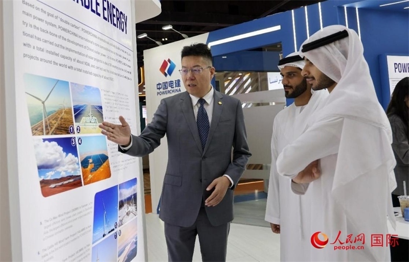 中國(guó)電建中東北非區(qū)域總部負(fù)責(zé)人向觀眾介紹公司承建的可再生能源項(xiàng)目。人民網(wǎng)記者 管克江攝