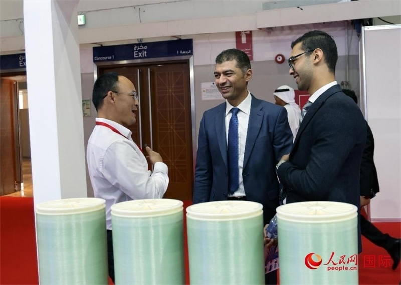 中外參展商交流。人民網(wǎng)記者管克江攝