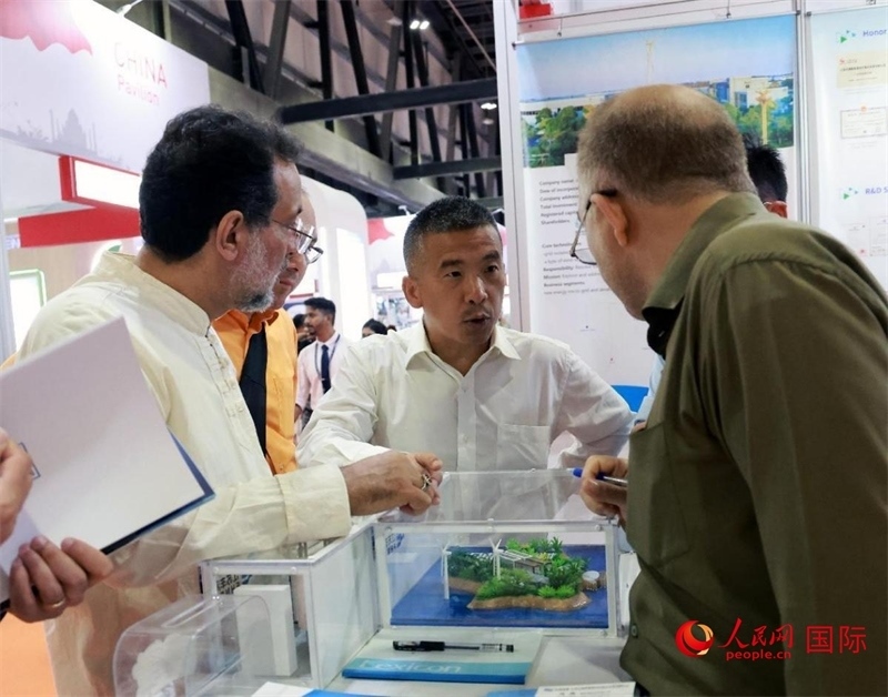 中企推出的綠色能源海水淡化系統(tǒng)吸引了參展商關(guān)注。人民網(wǎng)記者管克江攝