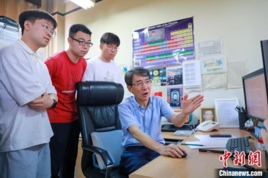 薛其坤在指導(dǎo)學(xué)生。 (受訪者供圖)