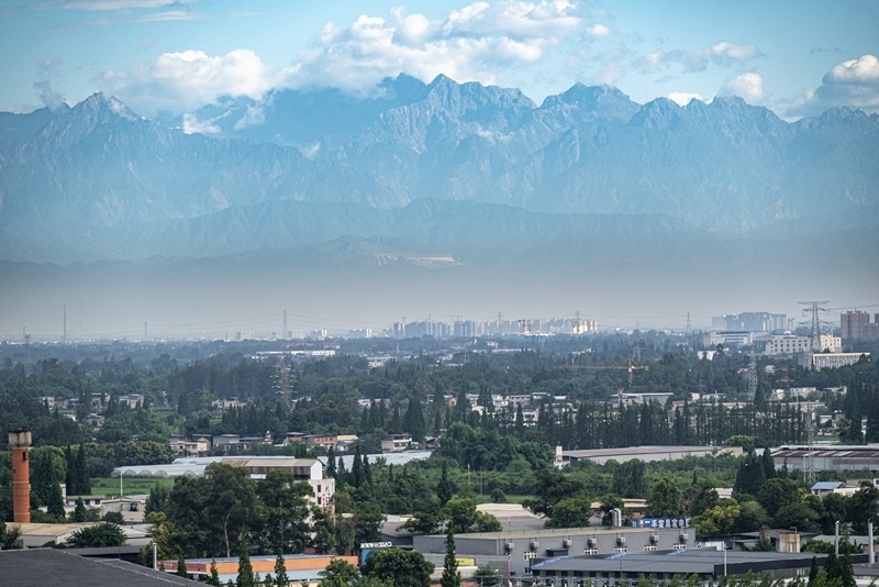 2024年7月1日，成都天氣晴好，遠處雪山清晰可見。