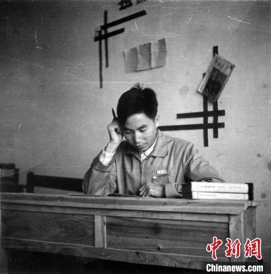 大學(xué)時期，龍樂豪在教室自習(xí)。(中國運載火箭技術(shù)研究院供圖)