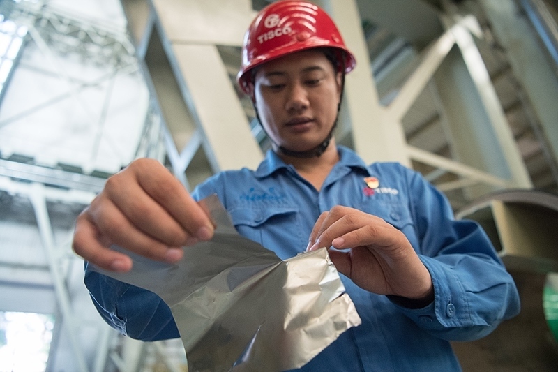 2018年8月8日，山西省太原市，太鋼不銹鋼精密帶鋼有限公司工作人員用手撕開(kāi)不銹鋼。