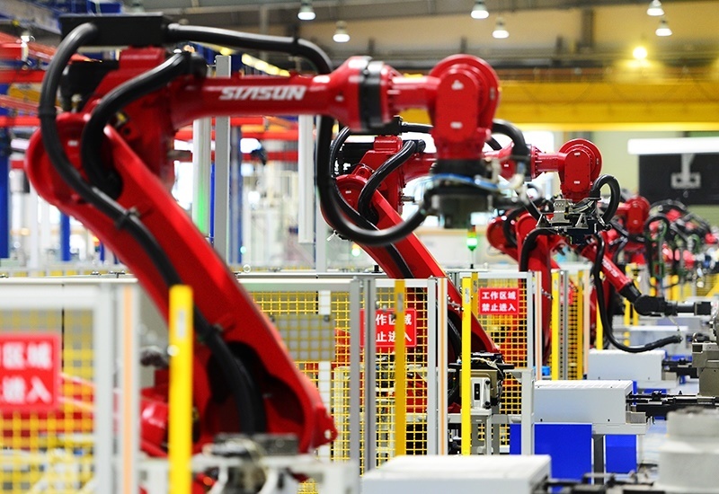 2019年11月22日，沈陽(yáng)，一家數(shù)字化智能工廠內(nèi)，名為SR210的機(jī)器人正在自主地抓取各種零部件，快速組裝稍小的工業(yè)機(jī)器人。