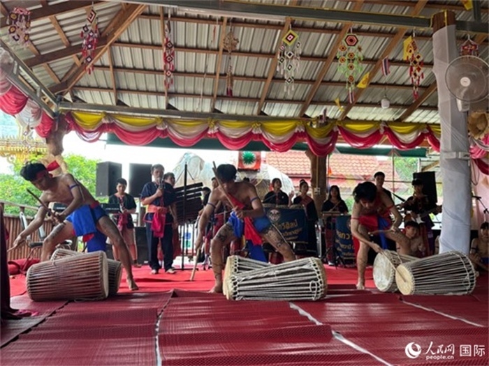 泰國藝術(shù)團(tuán)體給游客表演當(dāng)?shù)貍鹘y(tǒng)舞蹈。人民網(wǎng)記者 簡承淵攝