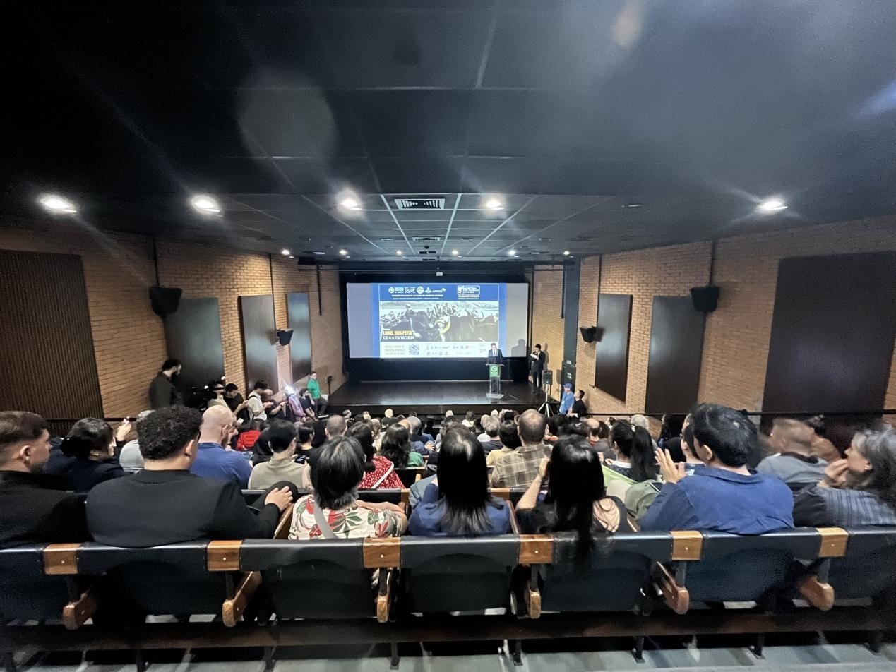 當(dāng)?shù)貢r(shí)間10月3日晚，由巴西圣保羅州立大學(xué)孔子學(xué)院舉辦的第九屆圣保羅中國(guó)電影展在圣保羅文化中心拉開帷幕。巴西圣保羅州立大學(xué)孔子學(xué)院供圖