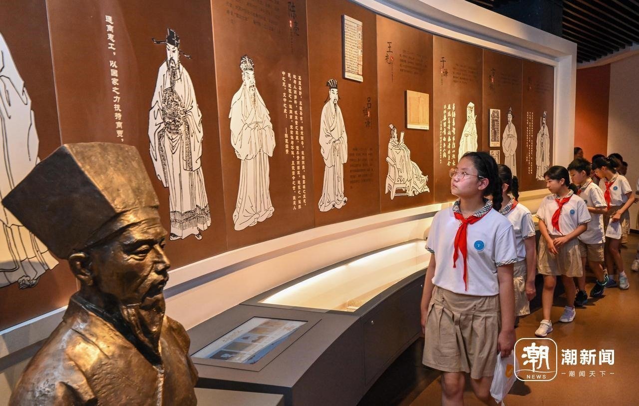 來(lái)自杭州市政苑小學(xué)的學(xué)生走進(jìn)浙江省檔案館“大寫浙江人”展廳，近距離“觸摸”歷史、走進(jìn)榜樣、聆聽故事，激發(fā)愛黨愛國(guó)愛家熱情。記者 董旭明 攝