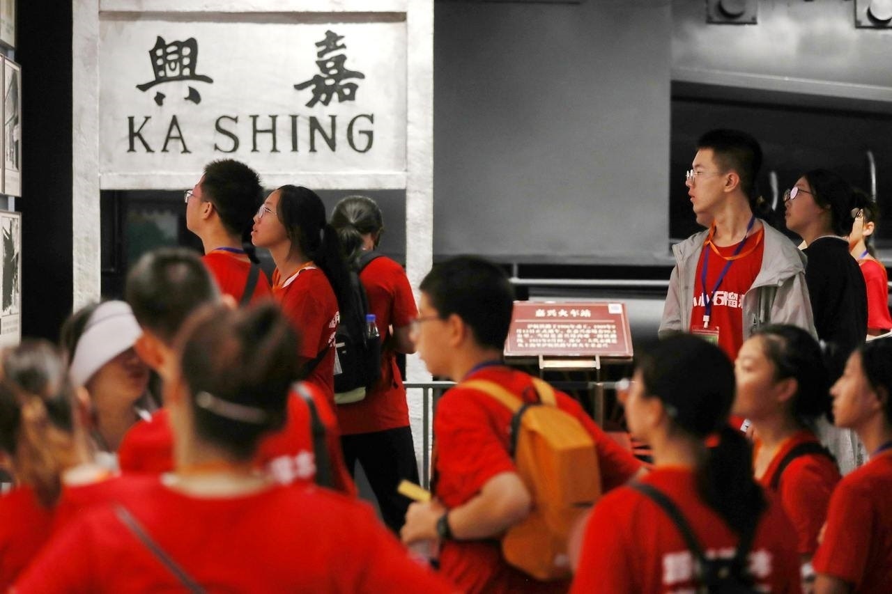 青少年參觀嘉興市南湖革命紀(jì)念館。拍友 金鵬 攝