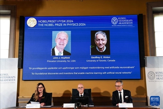 10月8日，在瑞典斯德哥爾摩舉行的2024年諾貝爾物理學(xué)獎(jiǎng)公布現(xiàn)場(chǎng)，屏幕顯示獎(jiǎng)項(xiàng)得主美國(guó)普林斯頓大學(xué)的約翰·霍普菲爾德和加拿大多倫多大學(xué)的杰弗里·欣頓。新華社記者 彭子洋 攝