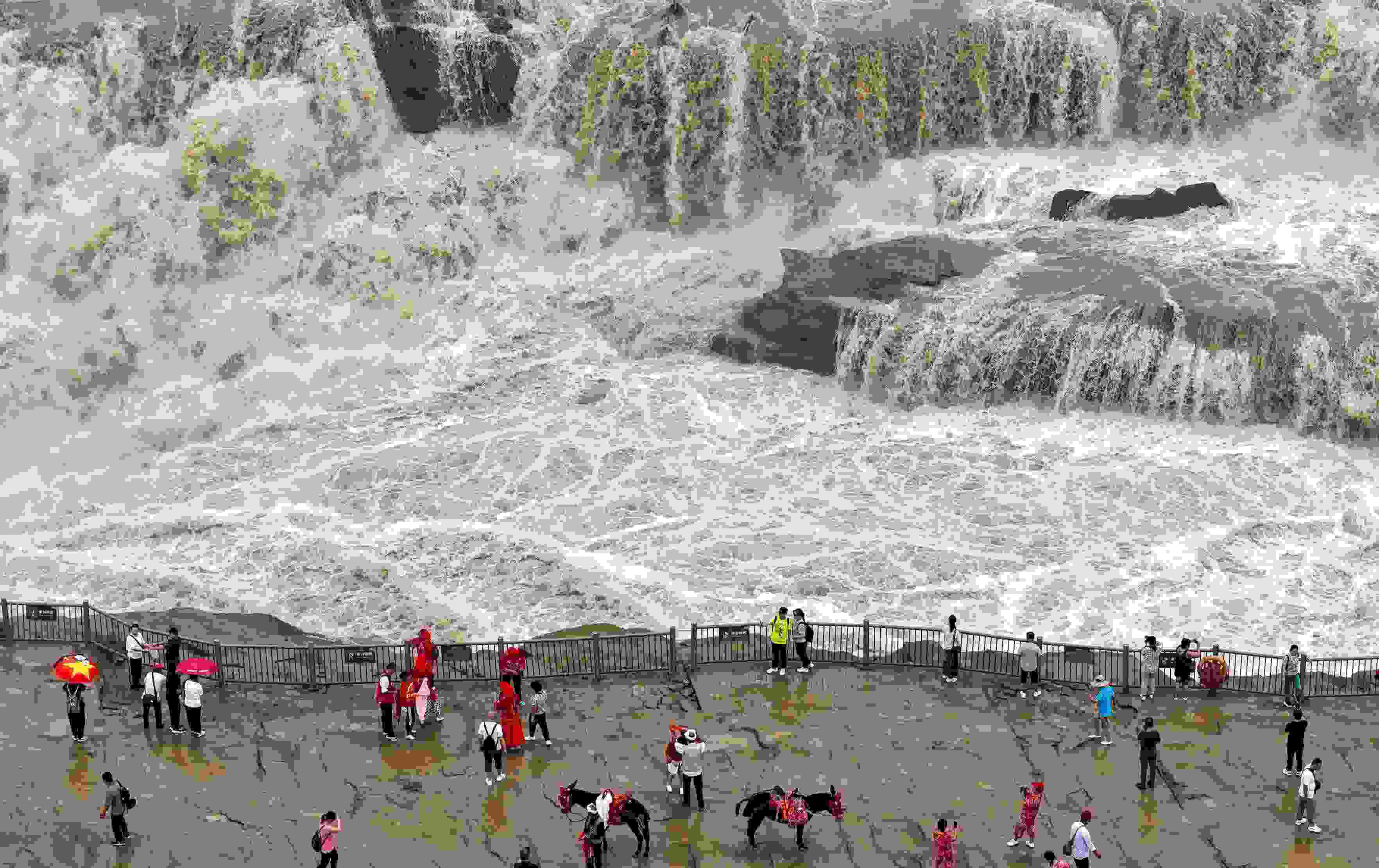 △2024年9月，游客在黃河壺口瀑布景區(qū)游覽。