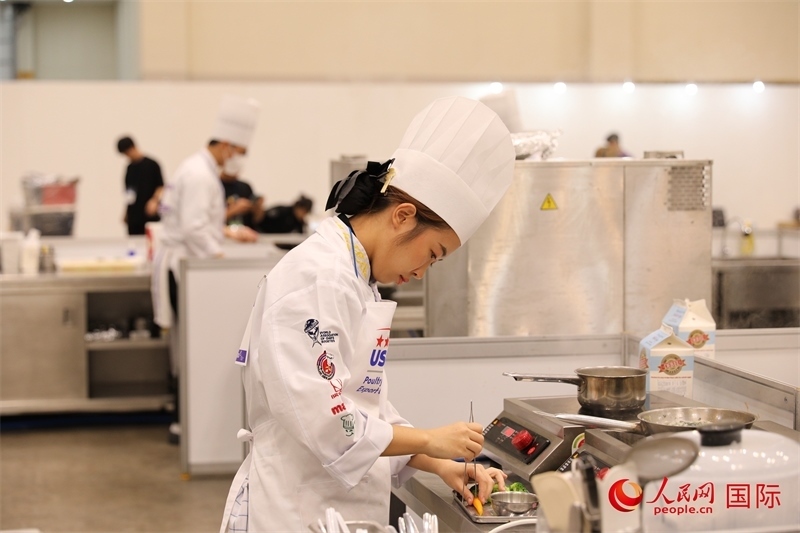 當?shù)貢r間10月5日，廚師在第21屆釜山國際美食博覽會上展示廚藝。人民網(wǎng)記者 莽九晨攝