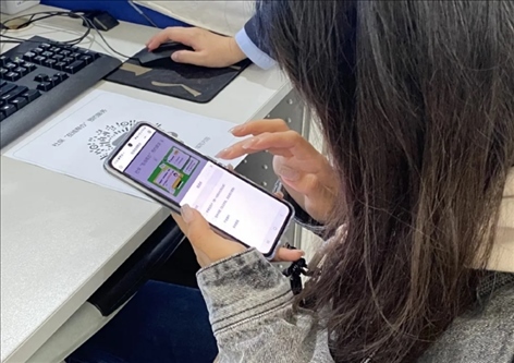 趙女士用手機(jī)掃碼預(yù)約幫辦服務(wù)。圖片來源：微信公眾號(hào)“上海市普陀區(qū)政務(wù)服務(wù)中心”