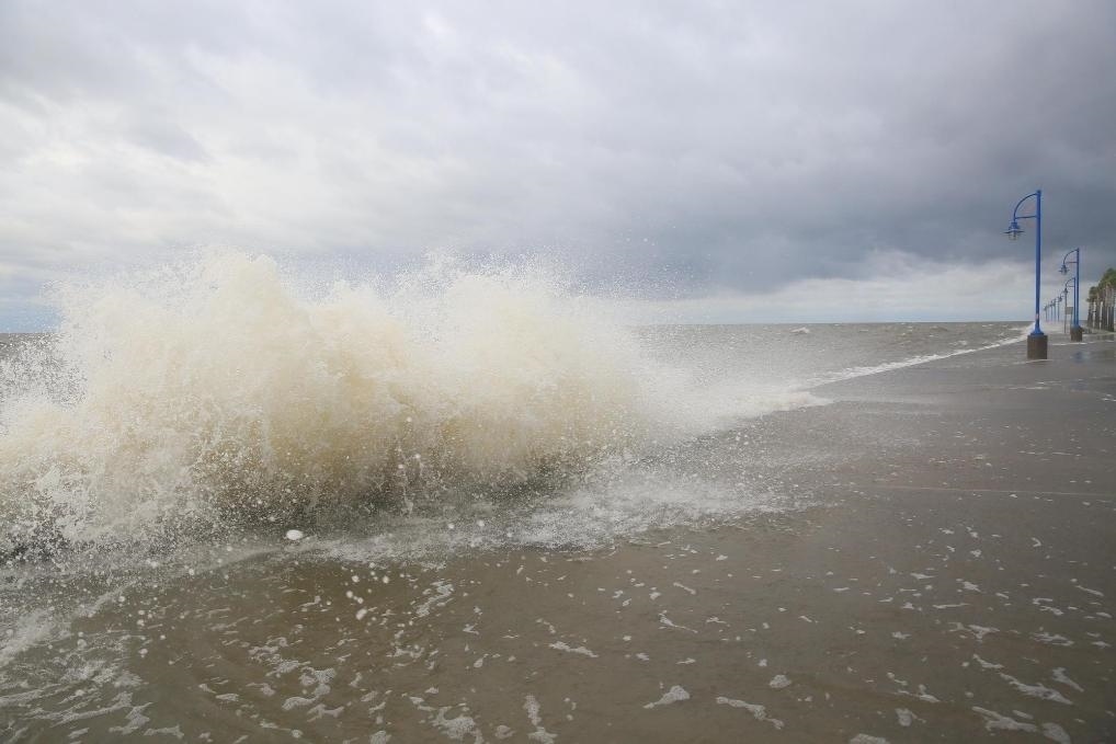 2020年9月15日，受颶風“薩莉”影響，美國路易斯安那州新奧爾良的龐恰特雷恩湖巨浪拍岸。新華社發(fā)（魏蘭攝）