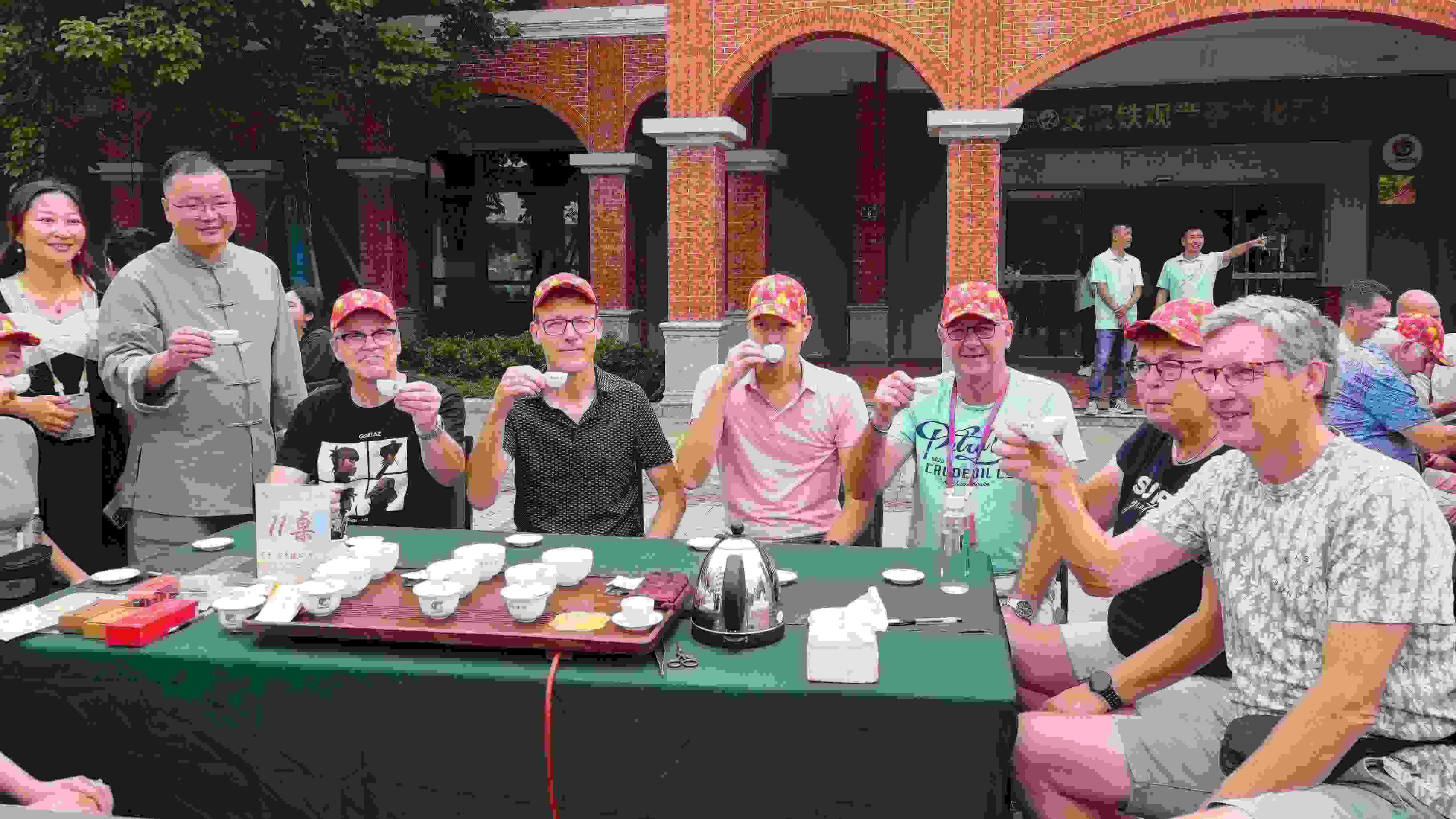 2023年10月4日，福建泉州，外國人品中國茶。