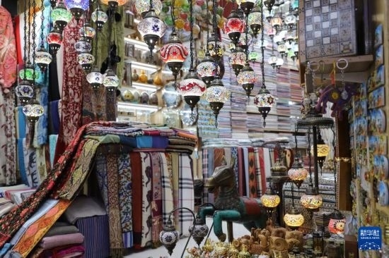 這是10月8日在阿曼首都馬斯喀特的穆特拉市集拍攝的一家店鋪。新華社記者 汪強(qiáng) 攝