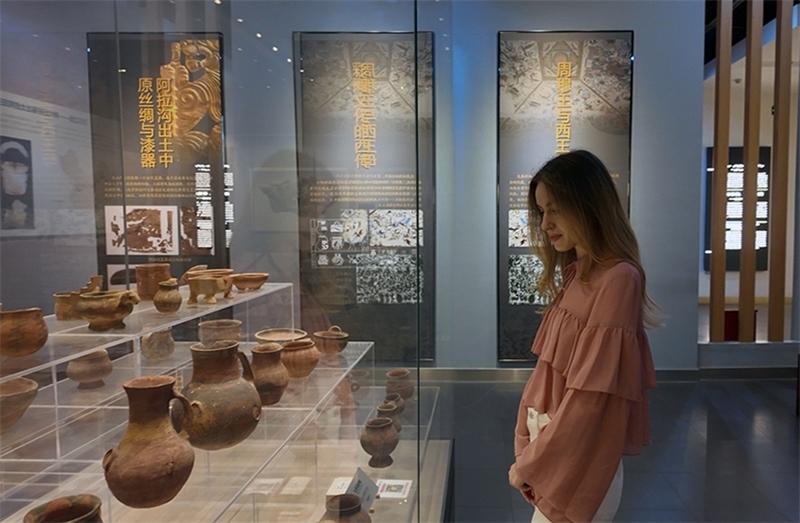 麗娜在吐魯番博物館參觀。劉妍希攝