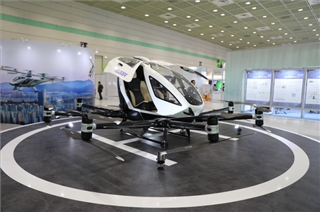 “智慧生活周”博覽會(huì)上展出的低空飛行器。人民網(wǎng)記者 莽九晨攝