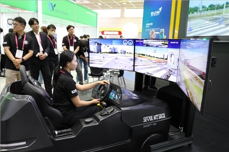 “智慧生活周”博覽會(huì)上展示的模擬駕駛系統(tǒng)。人民網(wǎng)記者 莽九晨攝