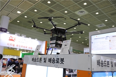 “智慧生活周”博覽會(huì)上展出的快遞無(wú)人機(jī)。人民網(wǎng)記者 莽九晨攝