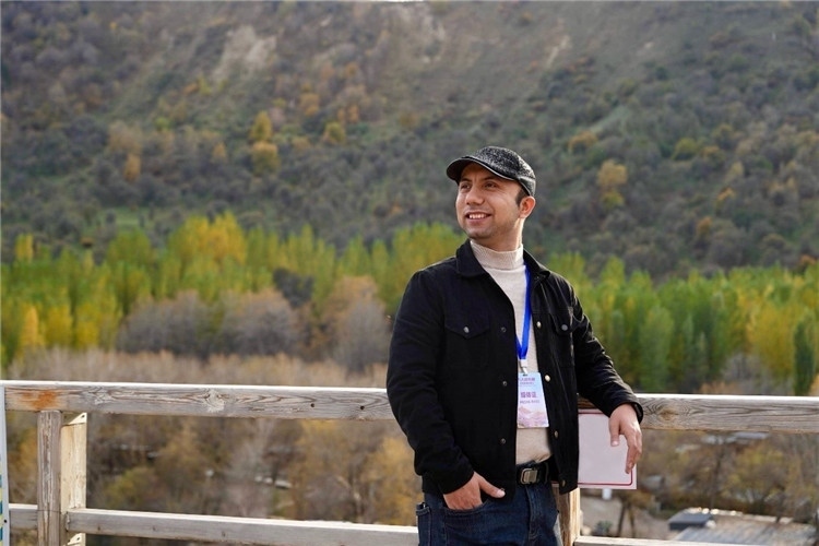 阿布德吾力參加“萬(wàn)人說(shuō)新疆”優(yōu)秀作者媒體行活動(dòng)留影。受訪者供圖