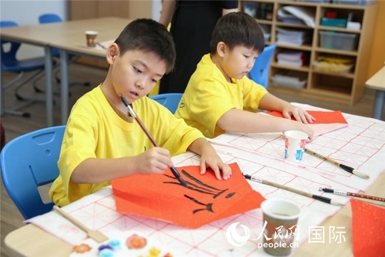 書法課。人民網(wǎng)中東中心分社塔里克·易卜拉欣攝