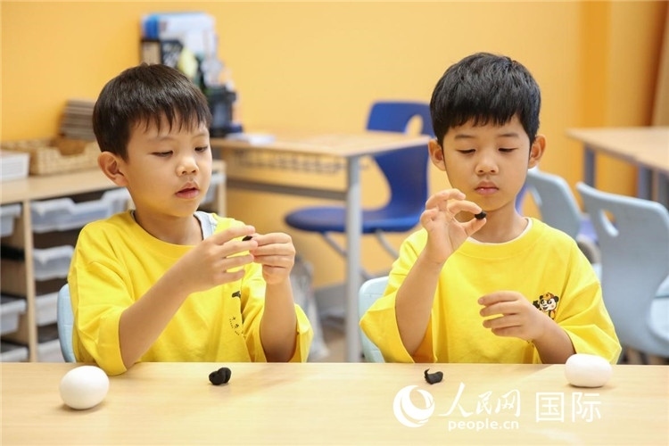 做手工。人民網(wǎng)中東中心分社塔里克·易卜拉欣攝