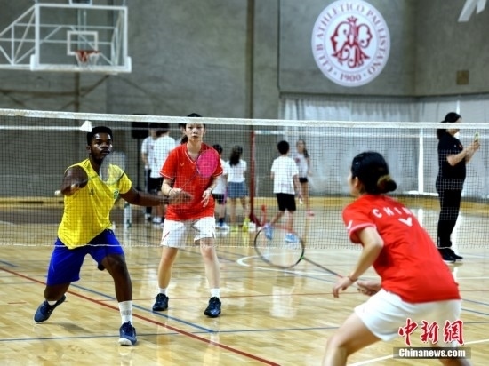 當(dāng)?shù)貢r(shí)間10月12日，巴西圣保羅，中國高校羽毛球代表團(tuán)和巴西羽毛球協(xié)會運(yùn)動員切磋球技。 