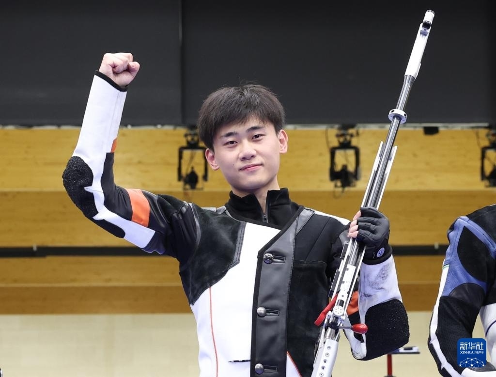 8月1日，在法國沙托魯舉行的巴黎奧運會射擊男子50米步槍三姿決賽中，中國選手劉宇坤奪得冠軍。圖為劉宇坤在奪冠后慶祝。新華社記者 張帆 攝