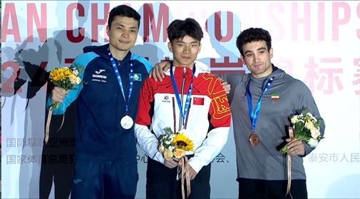 伍鵬（中）奪得男子速度項目冠軍。主辦方供圖