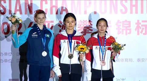 女子速度項目蒙世雪（中）奪冠，周婭菲（右）獲季軍。主辦方供圖