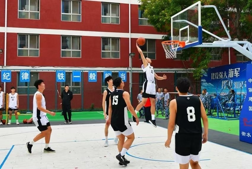 全天候室外運動木地板籃球場上精彩激烈的籃球賽。 主辦方供圖