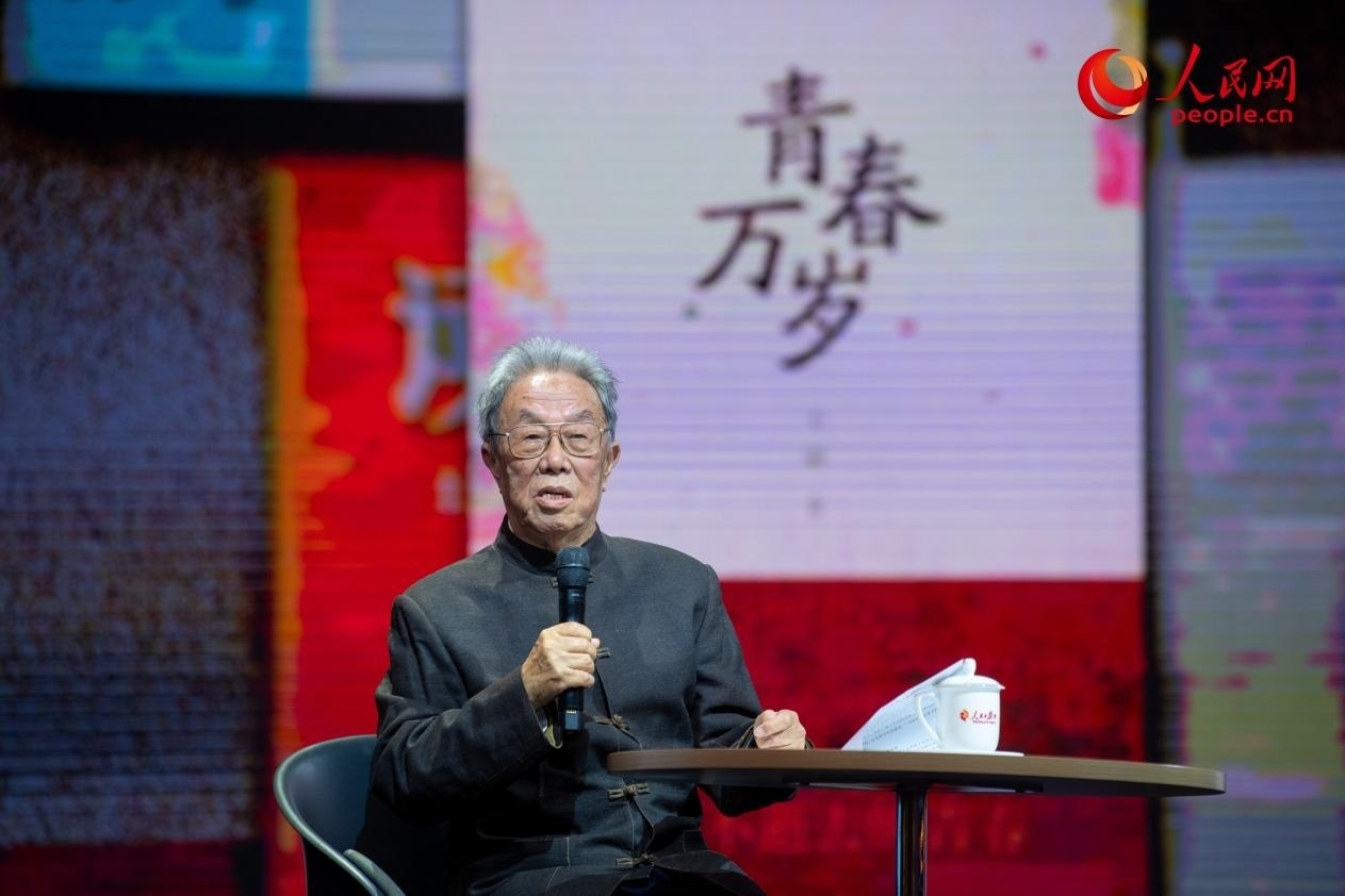 王蒙以《與時(shí)代同行 與人民同心》為題演講。人民網(wǎng)記者 翁奇羽攝