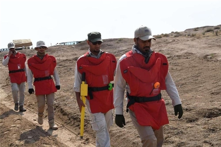 工作人員前往排雷。中國海油供圖