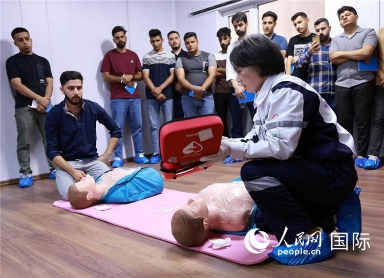 新進油田工作的伊拉克大學(xué)生在接受急救培訓(xùn)。人民網(wǎng)記者管克江攝