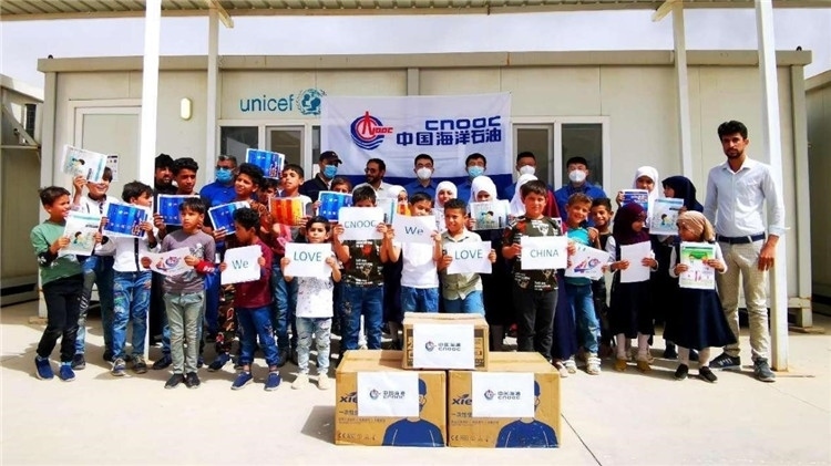 慰問當?shù)貙W(xué)校。中國海油供圖