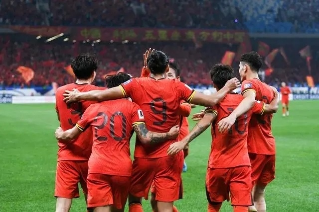 10月15日晚，張玉寧（9號）進(jìn)球后與隊(duì)友擁抱慶祝。新華社記者 李紫恒攝