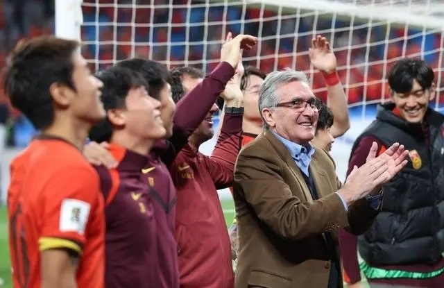 10月15日晚，國足主教練伊萬科維奇（前右）賽后向觀眾致意。新華社記者 胡星宇攝