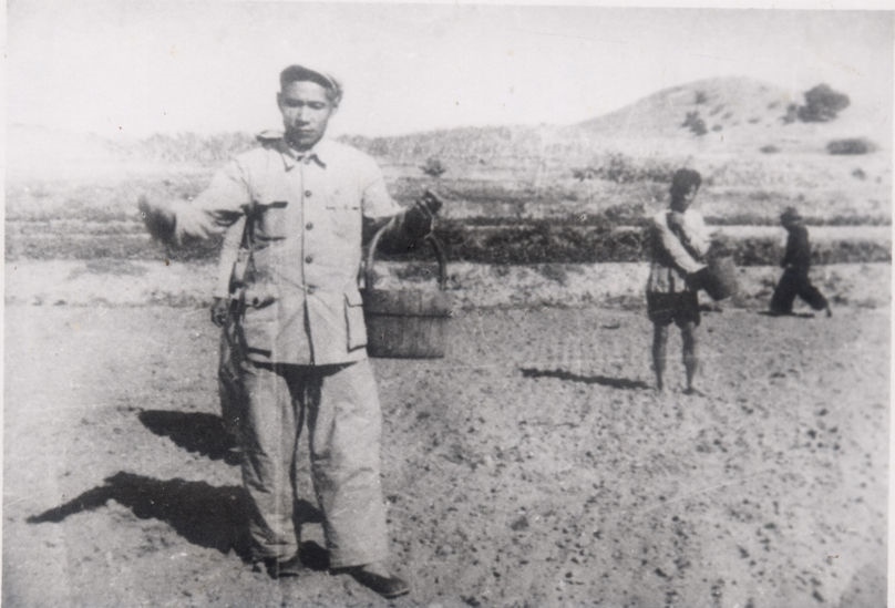 谷文昌（左）在田間與農(nóng)民一起勞動(dòng)（資料照片）。