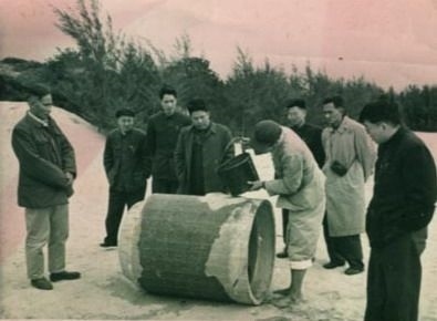 谷文昌（左一）與工程技術(shù)人員解決地下水供給（資料照片）。谷文昌帶領(lǐng)群眾修建了22座水庫和705處永久性水利工程，緩解了東山縣水資源極度缺乏的難題。