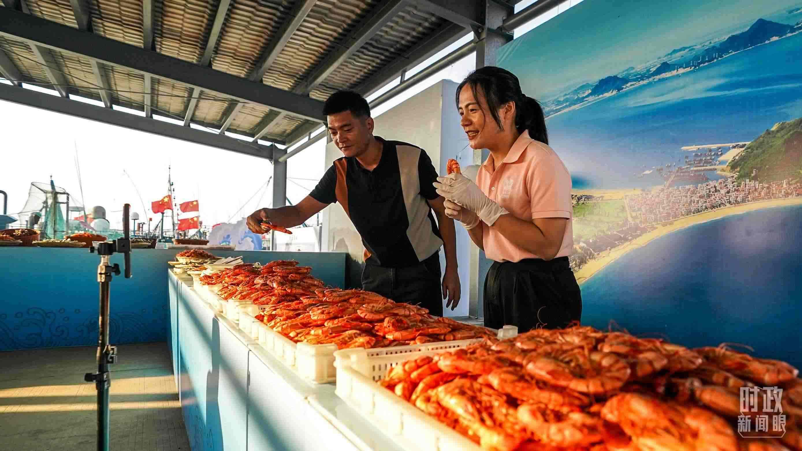 △正在直播賣貨的澳角村村民。（總臺(tái)記者李晉拍攝）