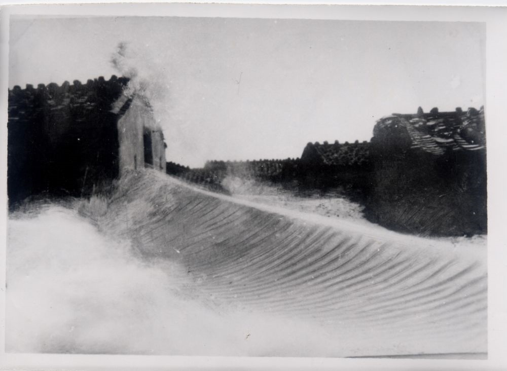 昔日的東山島風(fēng)沙掩埋部分村民村舍（資料照片）。