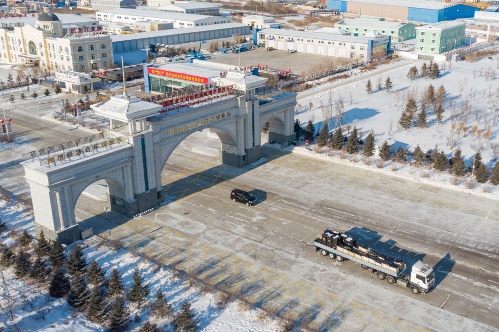 這是中國（黑龍江）自由貿(mào)易試驗(yàn)區(qū)黑河片區(qū)（2024年1月31日攝，無人機(jī)照片）。2023年，該自貿(mào)片區(qū)外貿(mào)進(jìn)出口總值達(dá)244.82億元，實(shí)現(xiàn)增幅56.9%，引進(jìn)外資企業(yè)16家，直接利用外資127.3萬美元，同比增長27.3%。