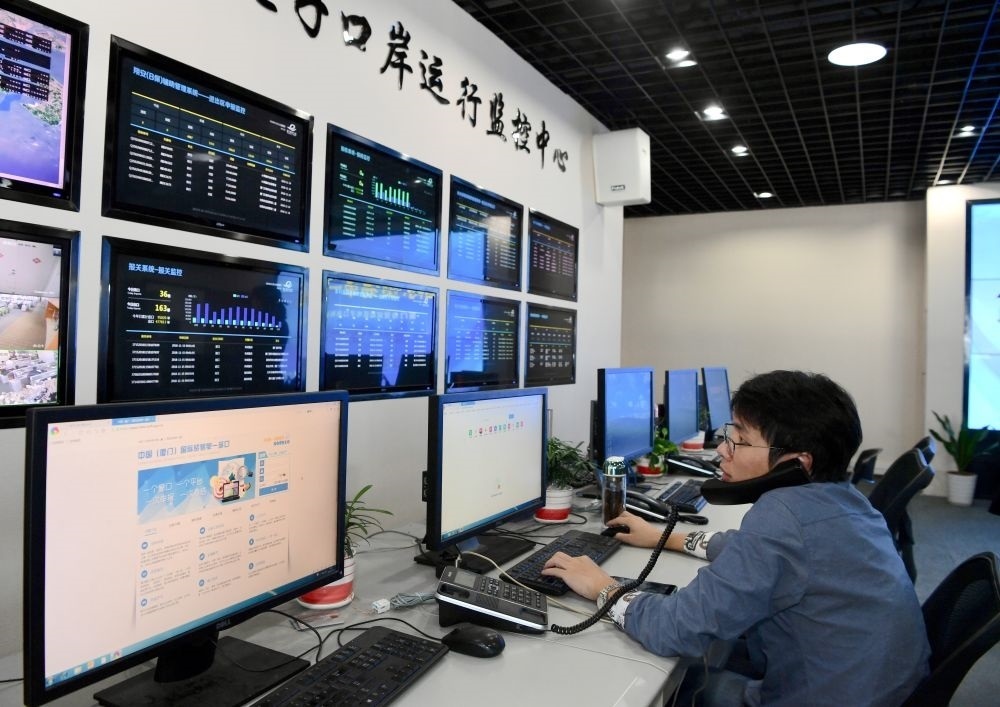 在中國（福建）自由貿(mào)易試驗(yàn)區(qū)廈門片區(qū)，國際貿(mào)易“單一窗口”工作人員在網(wǎng)上受理業(yè)務(wù)（2018年11月15日攝）?！皢我淮翱凇笔顷P(guān)檢等口岸部門、地方政府相關(guān)部門、金融機(jī)構(gòu)等共同參與的口岸管理共享平臺。貿(mào)易商能夠通過一個(gè)入口提交貨物進(jìn)出口或轉(zhuǎn)運(yùn)所需要的單證或電子數(shù)據(jù)，實(shí)現(xiàn)“一個(gè)平臺、一點(diǎn)接入、一次申報(bào)、一次辦結(jié)”。