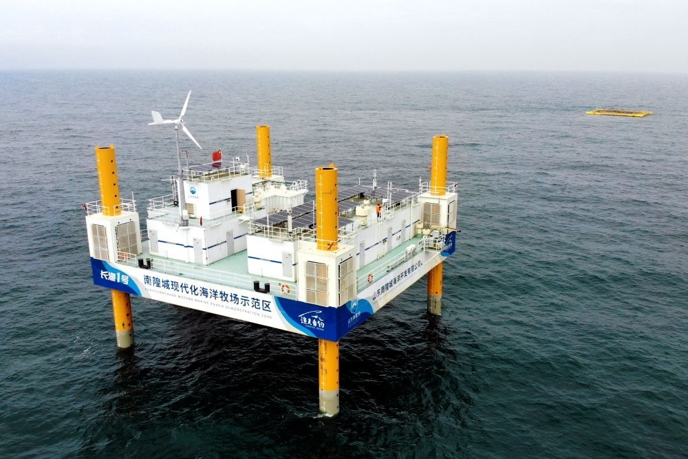這是應(yīng)用5G技術(shù)的山東長島綜合試驗(yàn)區(qū)南隍城國家級海洋牧場示范區(qū)海上平臺（2020年8月8日攝，無人機(jī)照片）。中國（山東）自由貿(mào)易試驗(yàn)區(qū)設(shè)立以來，一系列大膽試、大膽闖、自主改的政策逐步落實(shí)，制度創(chuàng)新打通堵點(diǎn)、釋放活力，成為深化對外開放、發(fā)展海洋經(jīng)濟(jì)的重要抓手。