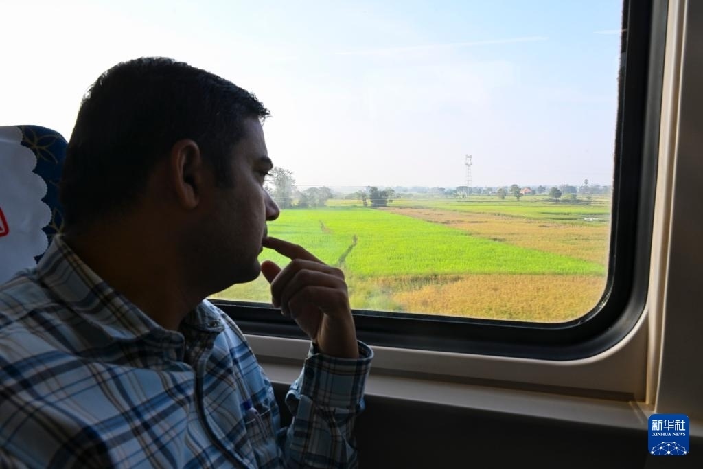 這是10月12日在老撾拍攝的中老鐵路C98列車上的一名乘客。新華社記者 程一恒 攝