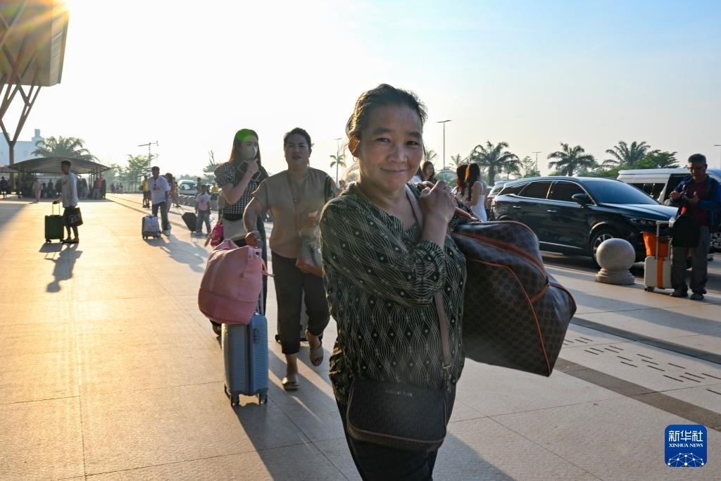 這是10月12日在老撾萬象中老鐵路萬象站拍攝的一名女子。新華社記者 程一恒 攝