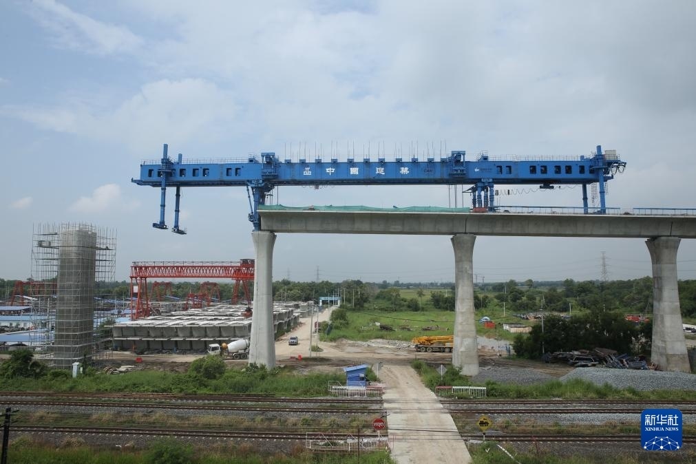 這是10月11日拍攝的位于泰國大城府的中泰高鐵項目4-3標(biāo)段施工現(xiàn)場。新華社記者 孫瑋彤 攝