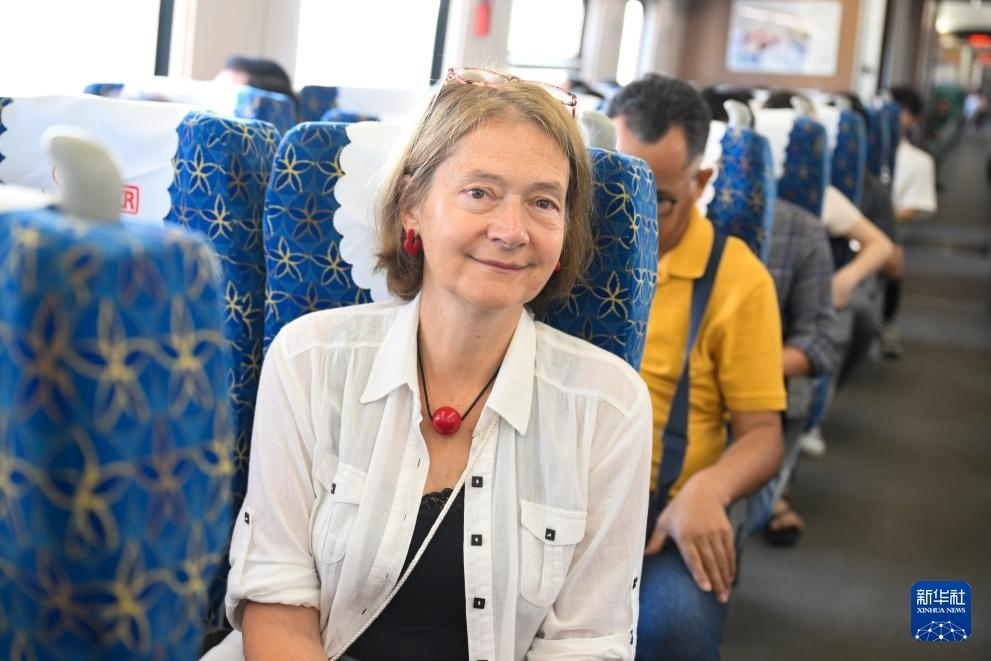 這是10月12日在老撾拍攝的中老鐵路C98列車上的一名乘客。新華社記者 程一恒 攝