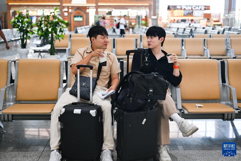 10月12日，在老撾萬象中老鐵路萬象站候車廳，兩名乘客在等候列車。新華社記者 程一恒 攝