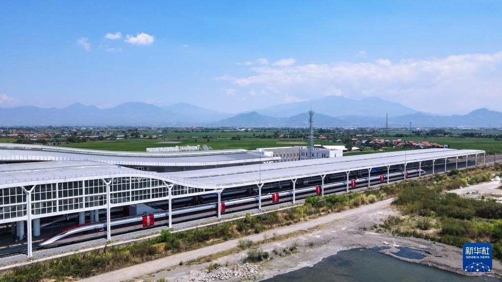 9月13日，在印度尼西亞萬隆德卡魯爾站，雅萬高鐵高速動車組列車?？吭谡九_上（無人機照片）。新華社記者 徐欽 攝
